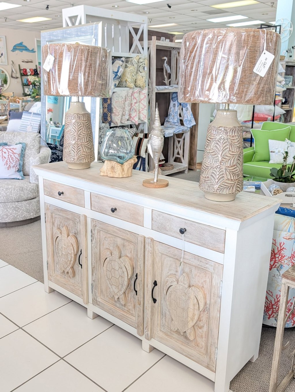 We are not turtling around about this beautiful two tone solid wood console!! It definitely deserves a place in your Home😍
