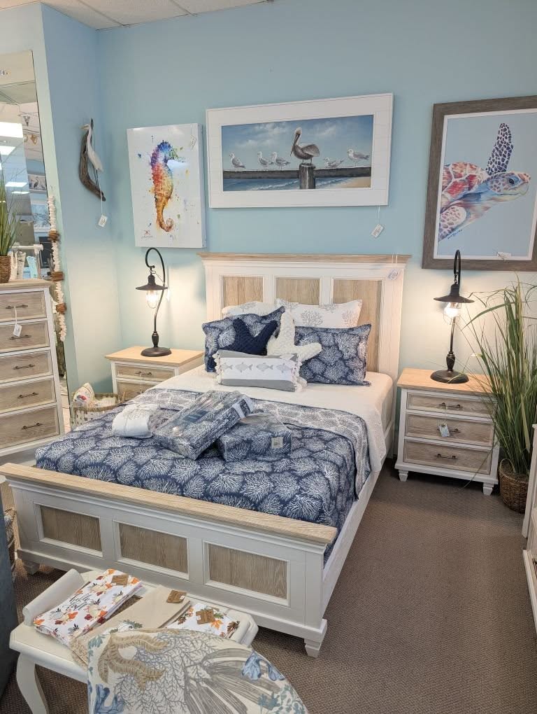 Queen Bedroom Set! Beautiful and Easy to decorate with bedding and lamps! 😍😍